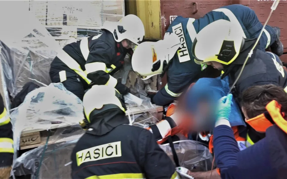 Hasiči vyprošťovali v keramičce zaměstnance, kterého tam ráno zasypaly dlaždice. Utrpěl těžké zranění