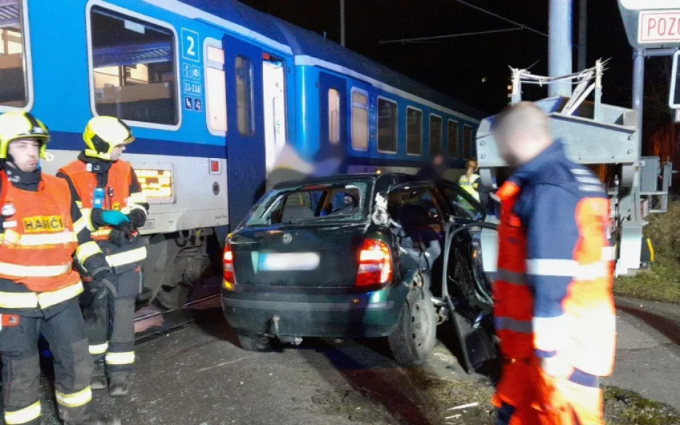 Rychlík smetl na přejezdu uvízlé auto, řidič se stihl na poslední chvíli zachránit