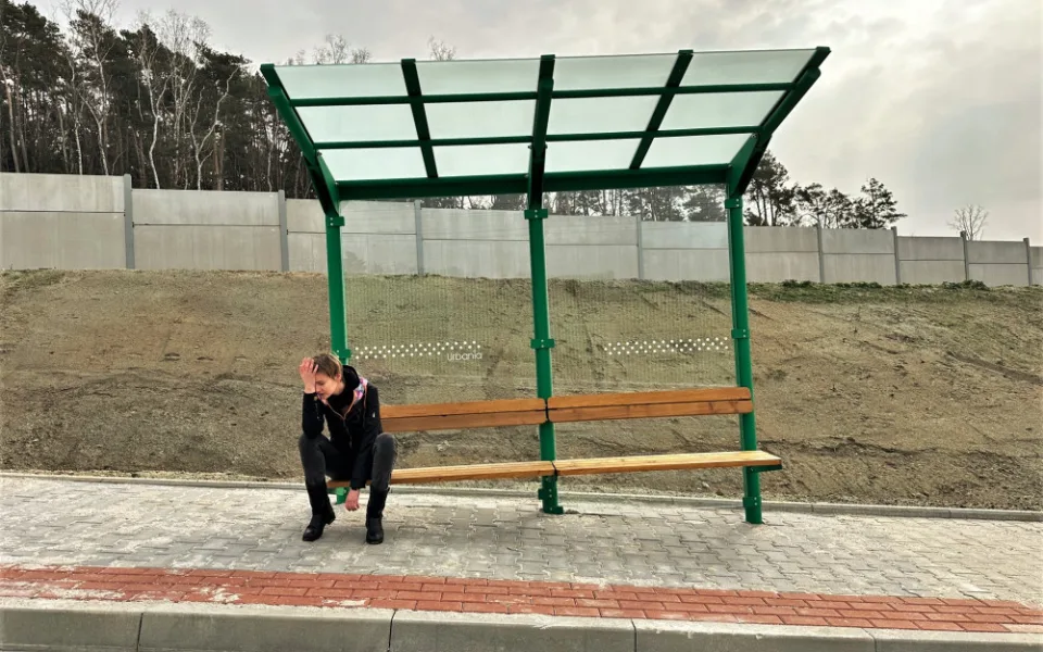 Nově otevřený Západní okruh Plzně baví i šokuje bizarní autobusovou zastávkou s netradičním posezením