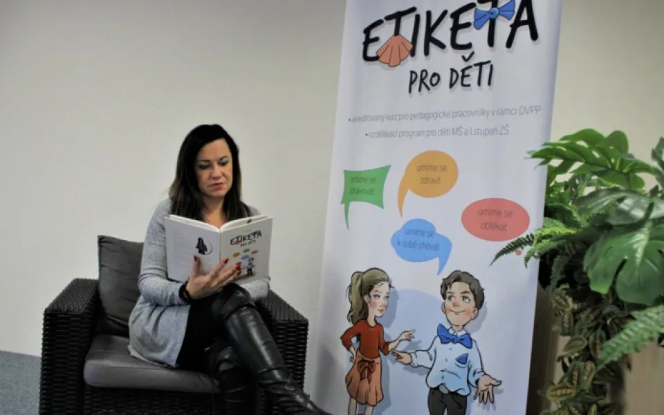Na výuku etikety poskytne město více než půl milionu korun