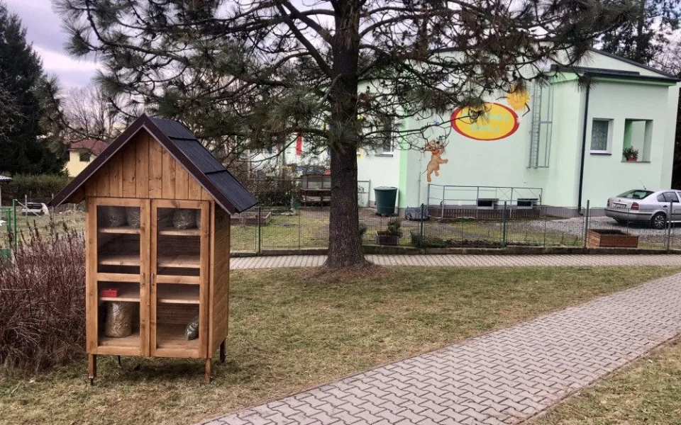 Oblíbené boudičky s krmením pro zvířata slaví úspěch, nově najdou originální sámošku lidé v Losiné