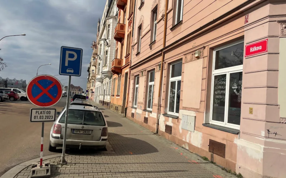 Začala rekonstrukce vodovodu a kanalizace v Hálkově ulici v centru Plzně, osobní auta tam neprojedou