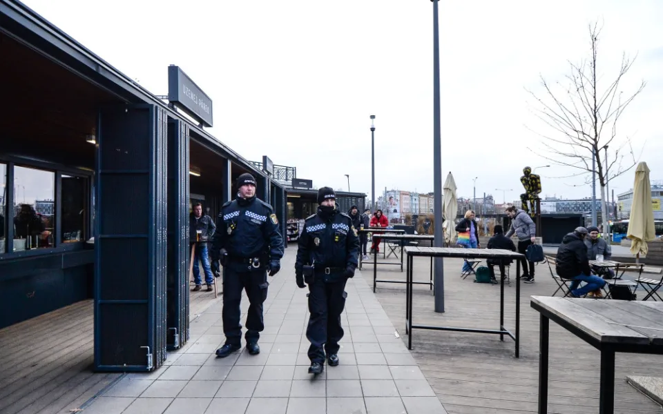 Opilé i agresivní bezdomovce a narkomany mají z okolí hlavního vlakového nádraží vytlačit četné policejní kontroly