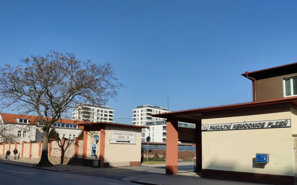 U fakultní nemocnice na Borech vznikne přes 50 parkovacích míst, dojde i na kácení stromů