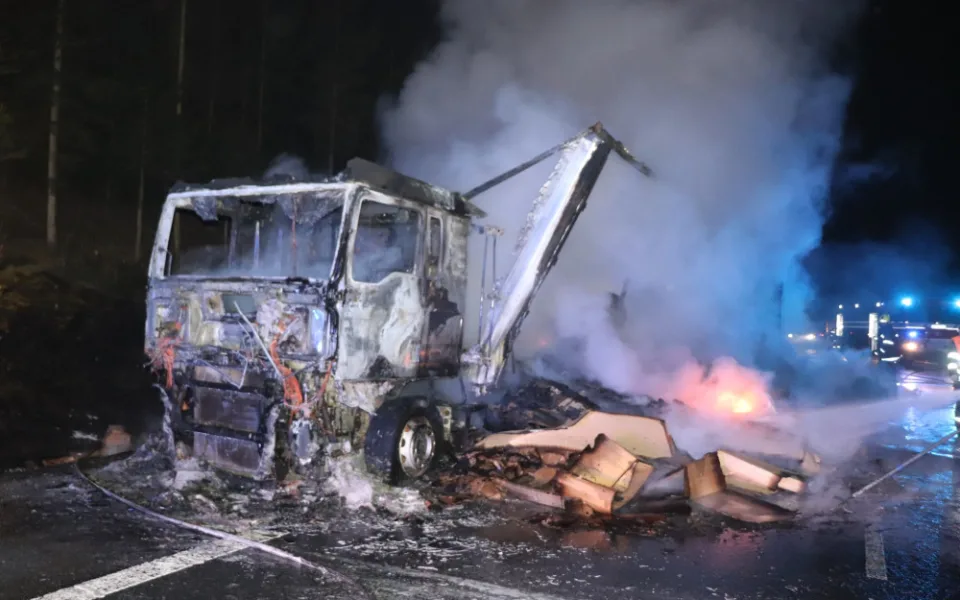 VIDEO: Požár kamionu naloženého kartonem uzavřel dálnici D5, škoda je přes milion korun