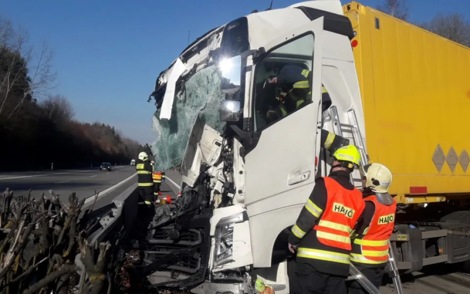 Dálnici D5 ochromila nehoda kamionu, který smetl přívěs vozidla silničářů. Řidič utrpěl těžké zranění
