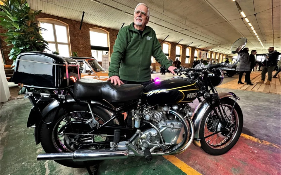 Sběratel Petr Hošťálek s proslulým smrtícím motocyklem Vincent HRD
