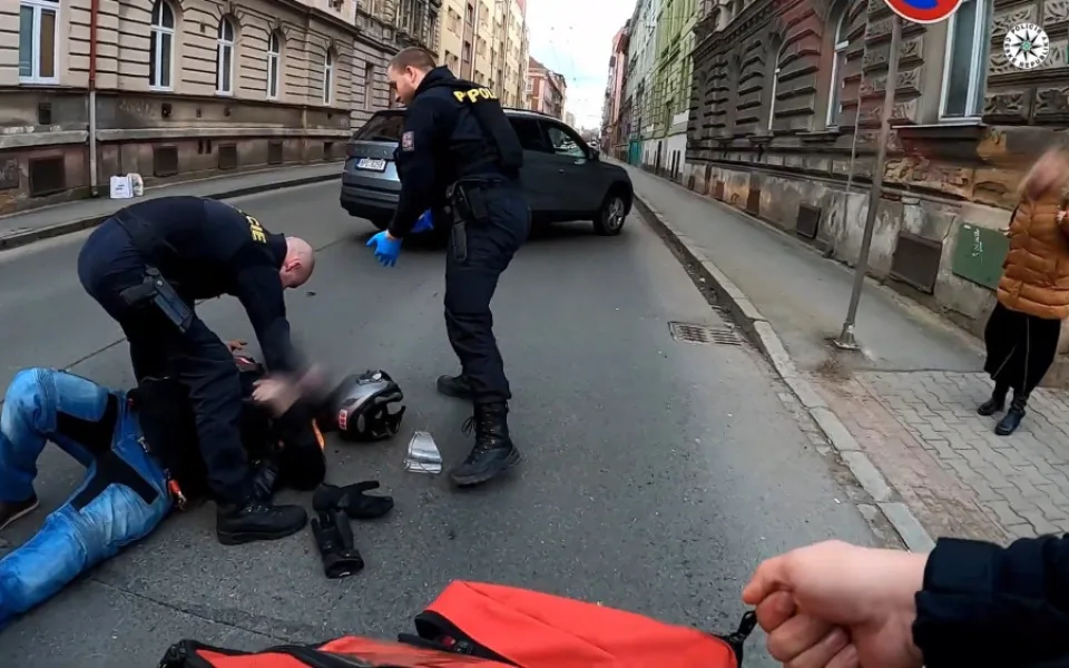 VIDEO: Zraněnému motorkáři poskytli první pomoc policisté z nedávno zavedené pořádkové jednotky