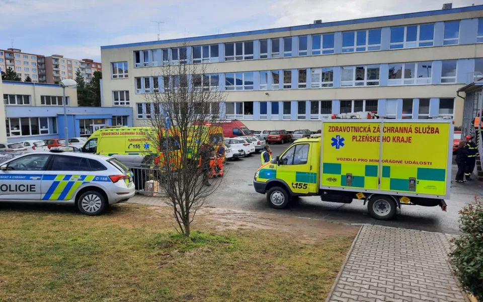 V suterénu základní školy vytekla dezinfekce, pět osob skončilo v péči záchranářů