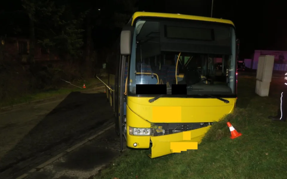 Mladí si chtěl splnit sen a ukradl autobus, dvakrát boural a nechal ho stát napříč v ulicí