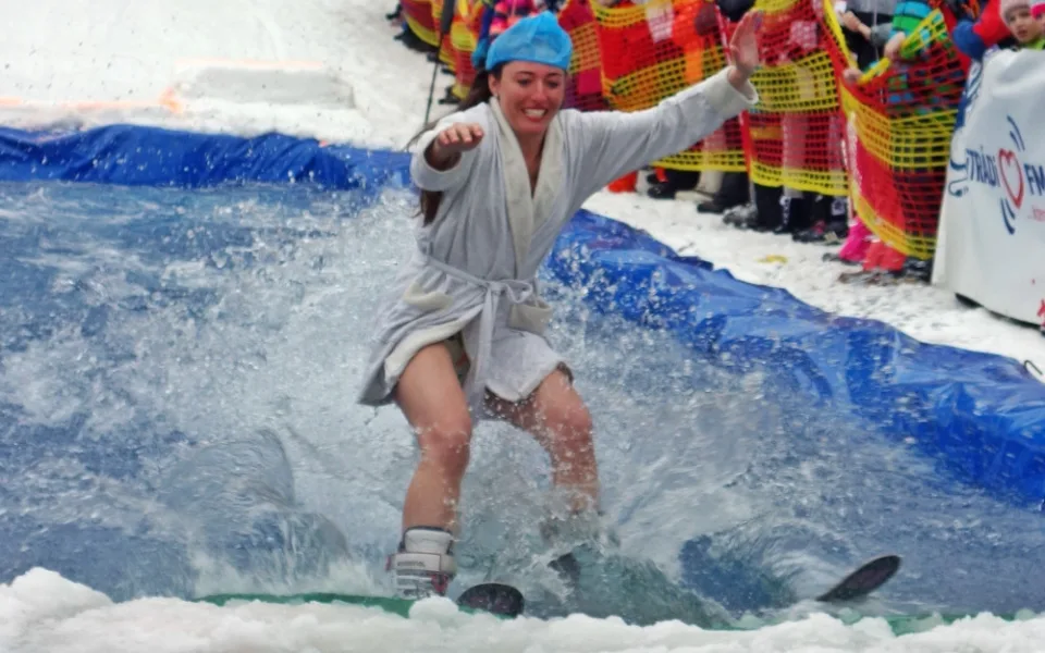 Organizátoři zrušili populární Jízdu přes louži. Prudký déšť odplavil připravenou zásobu sněhu