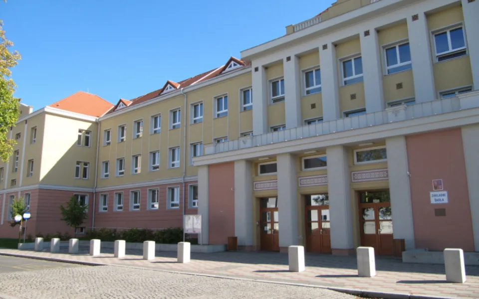 Holýšov na Plzeňsku staví nový pavilon základní školy za 160 milionů Kč