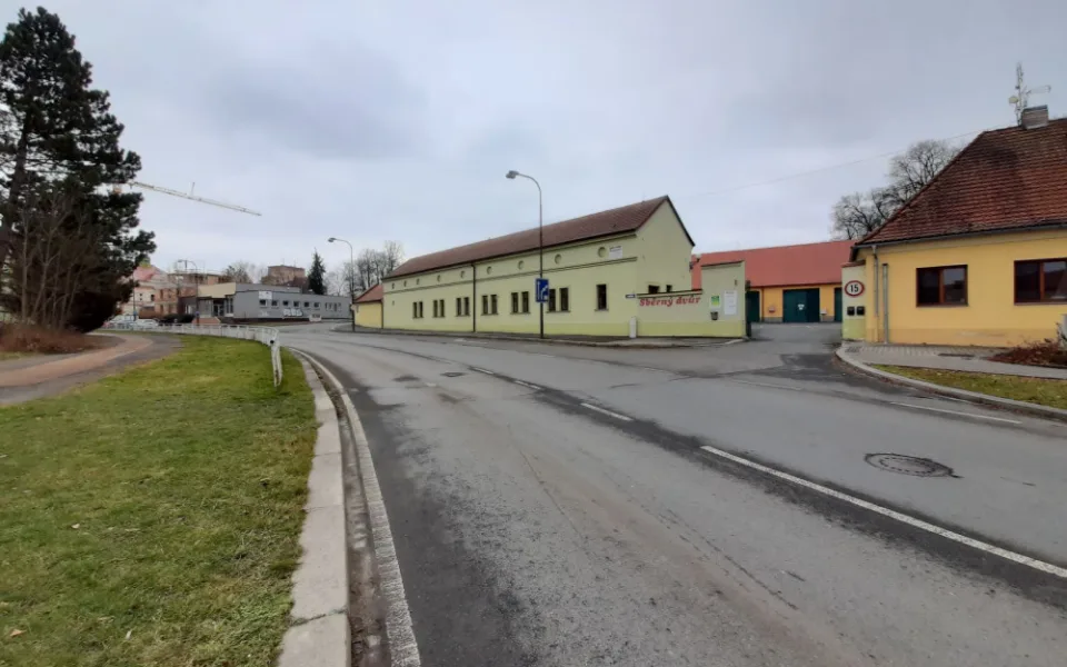 Řidiče v Rokycanech čekají zásadní dopravní omezení, začíná náročná rekonstrukce Jiráskovy ulice