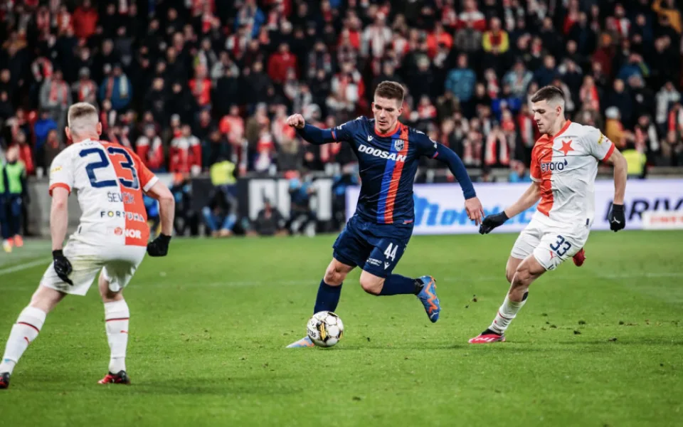 Slavia po obratu zdolala Plzeň a vede fotbalovou ligu o dva body před Spartou