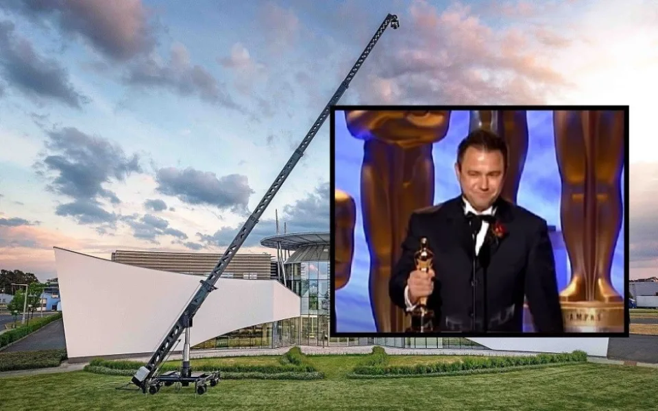 Takto přebíral Oscara v roce 2005 Horst Barbulla. Na snímku je slavný jeřáb před plzeňským sídlem firmy