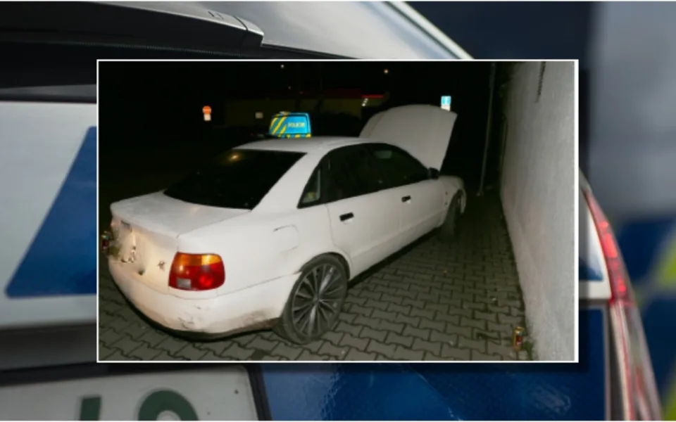Zfetovaný muž usedl za volant bez řidičáku, před policisty se pokusil přelézt na zadní sedačky