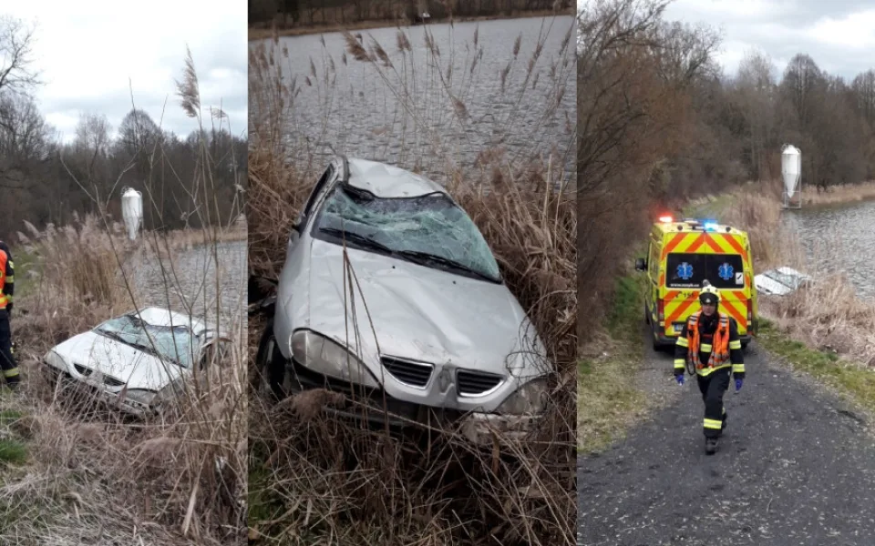 Auto vyletělo v zatáčce ze silnice, převrátilo se přes střechu a skončilo v rybníku mezi rákosím