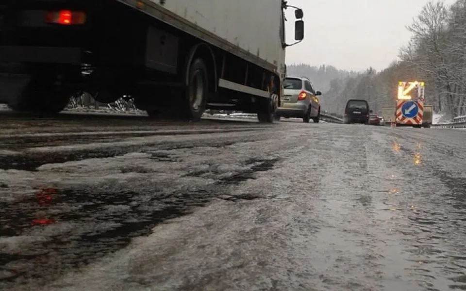 Silnice i chodníky budou klouzat, meteorologové varují před náledím