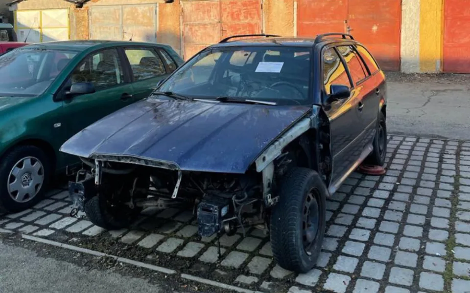 Autovraky postupně mizí z ulic Tachova, městu pomáhají hlášení občanů skrze aplikaci