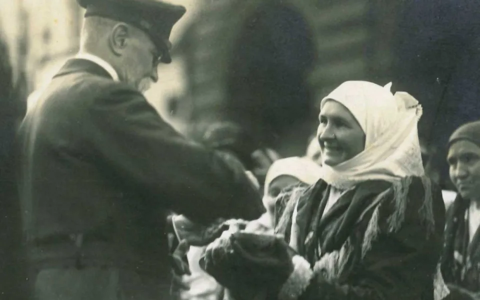 Selka Hančí Kozinová ze Stráže vítá prezidenta chlebem a solí, zdroj: Domažlický dějepis