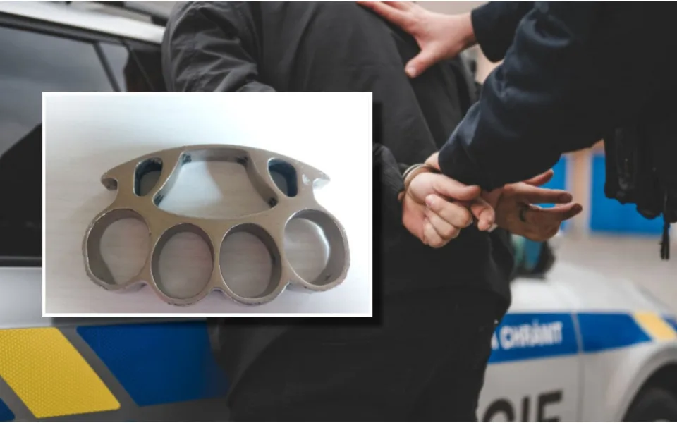 Muž udeřil chlapce boxerem a ukradl mu mobil, vše se odehrálo v obchodním domě