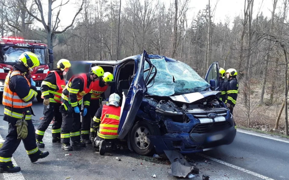 Řidič dodávky nestihl zabrzdit a narazil zezadu do kamionu, jeho spolujezdce museli vyprostit hasiči