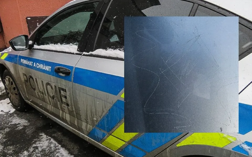 Opilá žena poškrábala prstenem dvě policejní vozidla. Na jedno auto vyryla charakteristický kosočtverec