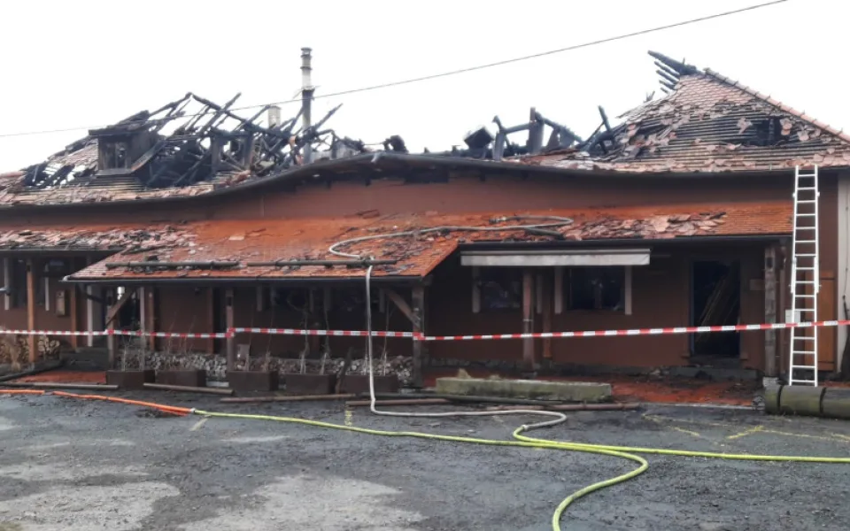 VIDEO: Hasiči bojovali s požárem v luxusním penzionu s vyhlášenou restaurací. Předběžná škoda je 35 milionů