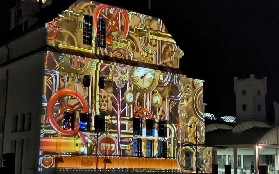 Začal festival světla, už v pátek obdivovaly úchvatné instalace tisíce lidí