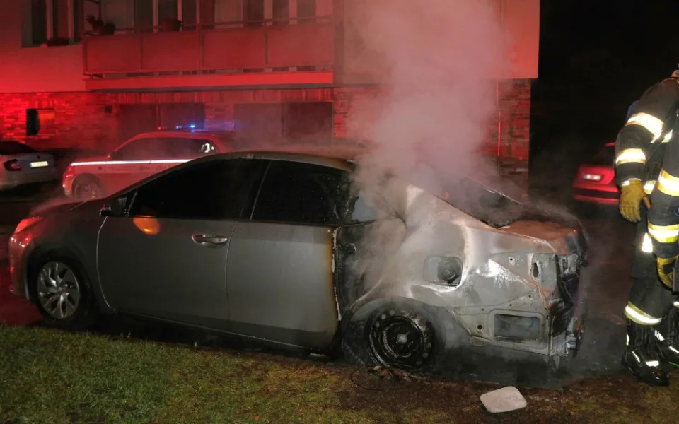 Žhář v noci zapaluje zaparkované automobily s ukrajinskou značkou. Útoky mají jasný rukopis pachatele