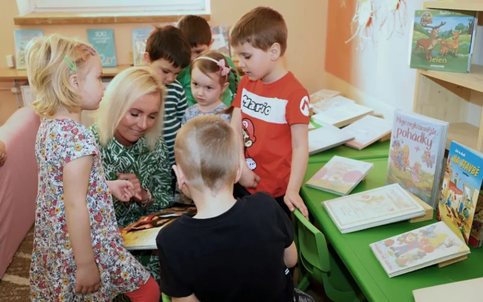 Do projektu se s radostí zapojila i slovanská místostarostka Eva Trůková, která přišla malým předškoláčkům číst z oblíbené pohádkové knížky svých dětí od Annette Langerové a Constaze Droopové – Nové dopisy od Felixe