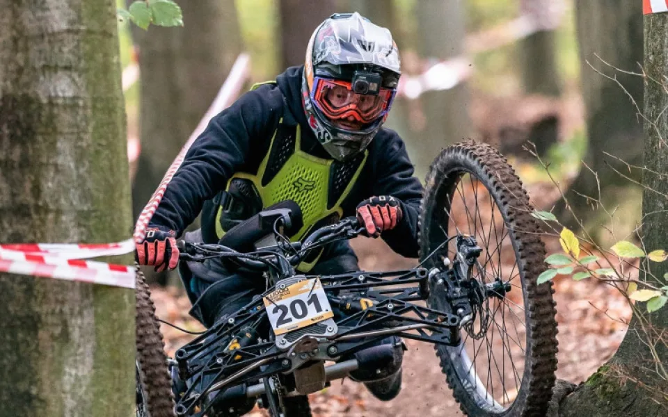 Po nehodě na kole skončil na vozíku, v adrenalinovém sportu ale pokračuje dál. Freerieder Michal Kosík rychlost prostě miluje