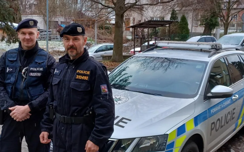 Policejní hlídka zachránila muže, který se po neúspěšném vyjednávání oběsil na půdě domu