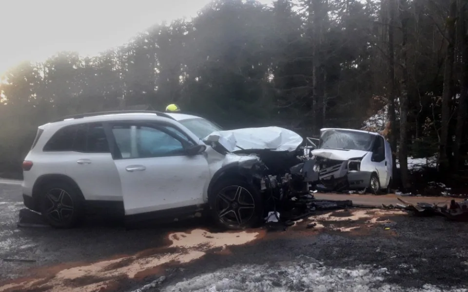 Řidič mercedesu nezvládl řízení a čelně se srazil s protijedoucím vozem, škoda přesáhla půl milionu