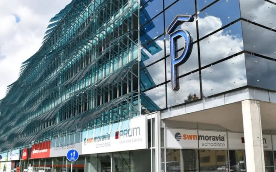 Za parkování na Rychtářce v centru města si řidiči připlatí, naopak zlevní záchytná parkoviště typu P+R