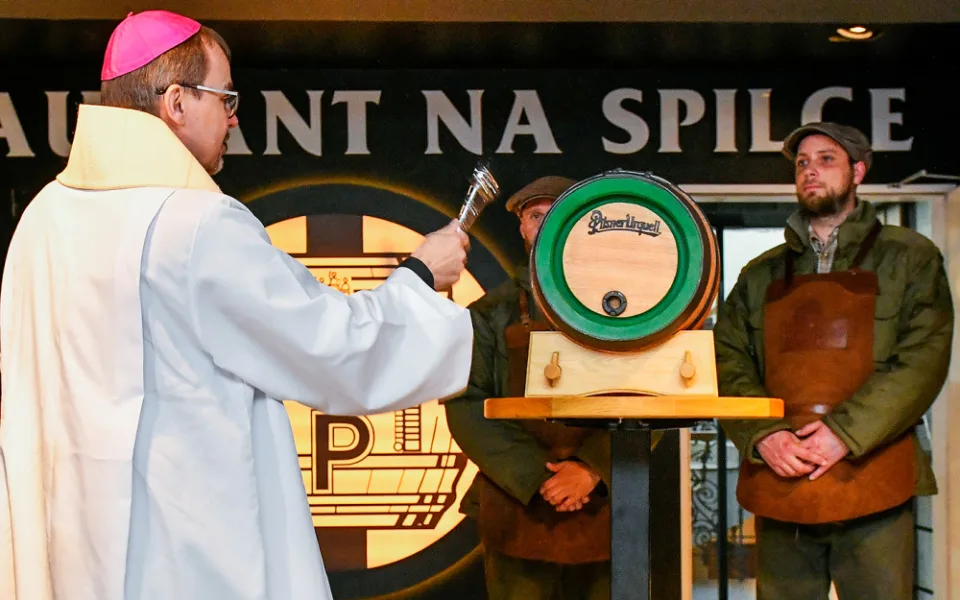 Velikonoční várce piva pro papeže požehnal plzeňský biskup Tomáš Holub.