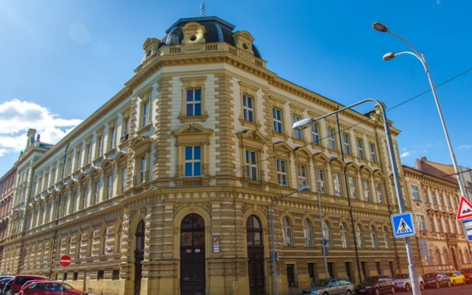 Zdravotnická fakulta, kde odstoupil děkan kvůli kauze se stipendii, nemá náhradu