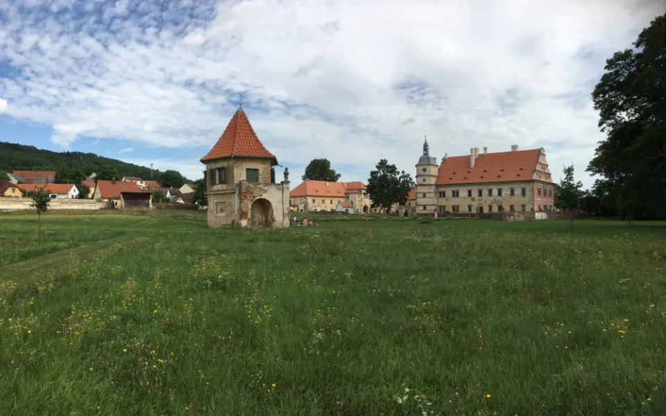 Na zámku v Červeném Poříčí se začala opravovat oranžerie a gloriet na zahradě