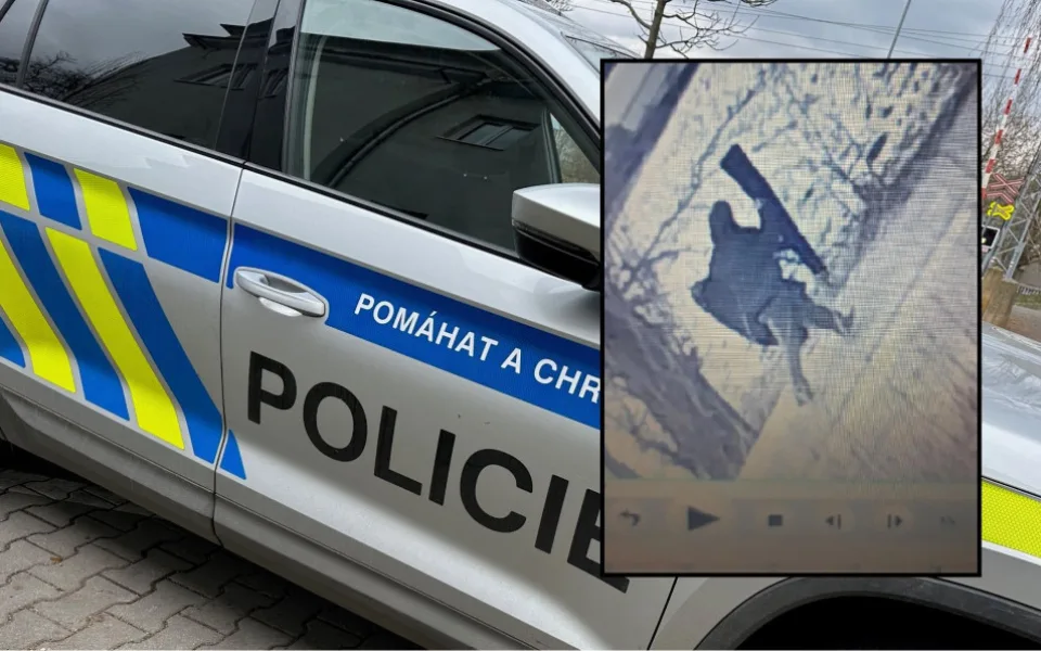 Několik střelných zbraní ukradl z jednoho domu zatím neznámý pachatel, teď po něm pátrá policie