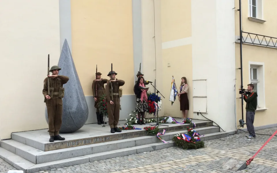 Dnes je největší připomínkou všech válek, které Dobřany zasáhly, skulptura obrovské uronění slzy umístěná pod věží.