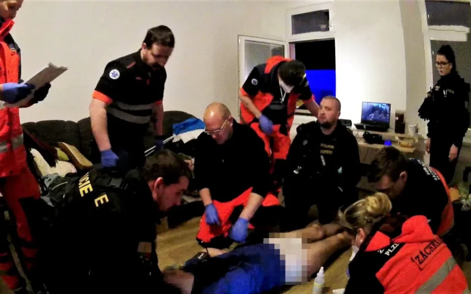 Záchranáři a policisté oživují muže, který zkolaboval během hraní na počítači