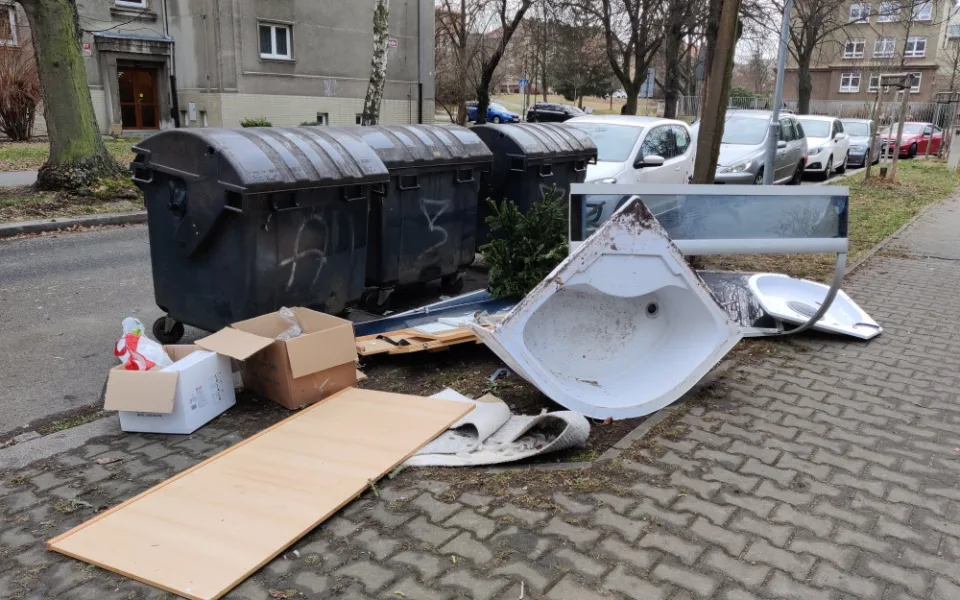 Za černé skládky padají už padají první pokuty. Radnice doufá, že konečně zatočí s odpadky v ulicích