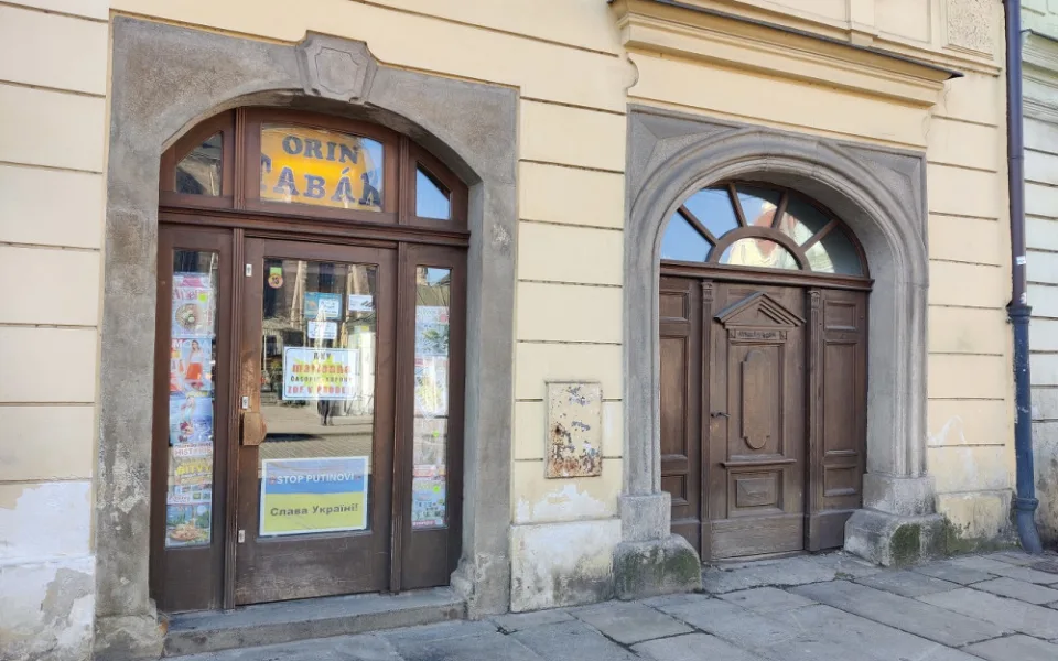 Více než sto let se tam prodávaly noviny, teď bude z legendární trafiky na náměstí „kafe do ruky“
