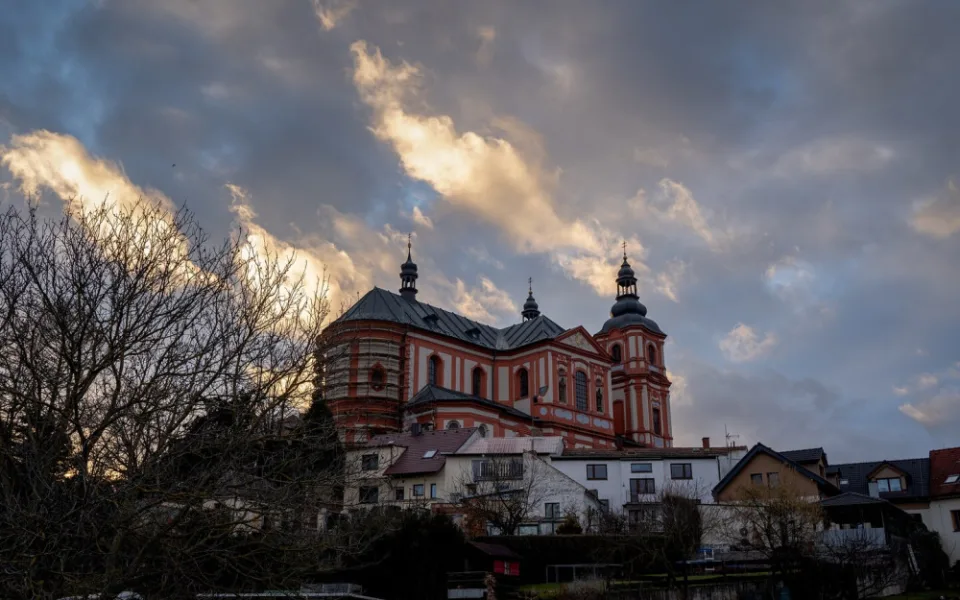 Největší barokní kostel mimo území Prahy prochází náročnou rekonstrukcí, hotovo bude ještě letos