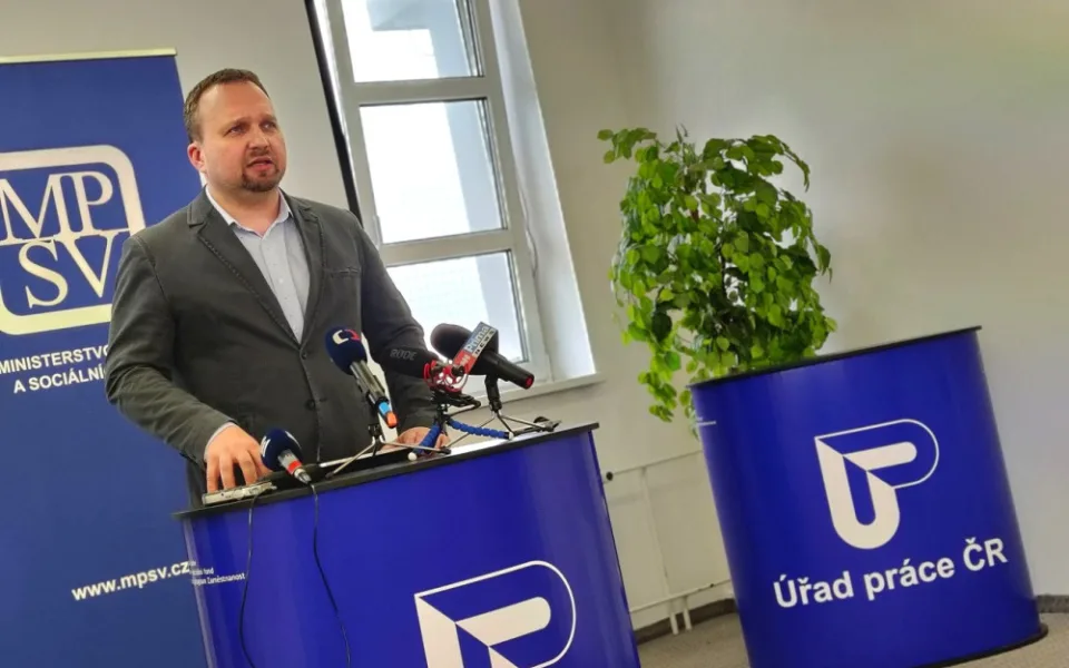 Do sedmi let bude český pracovní trh potřebovat 300 000 pracovníků z ciziny, podle ministra by mohlo jít o Ukrajince nebo Filipínce