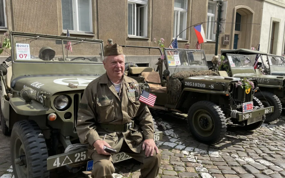 Konvoj desítek historických vozidel se vydal na svou cestu směrem na plzeňské Slavnosti svobody
