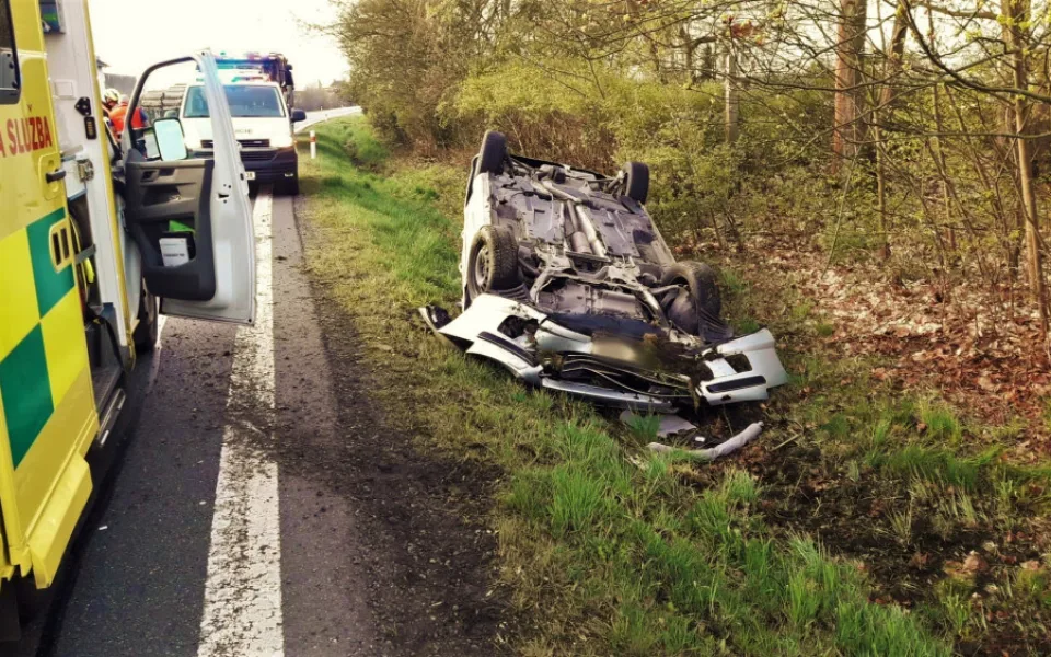 Auto vyletělo ze silnice a převrátilo se v příkopu