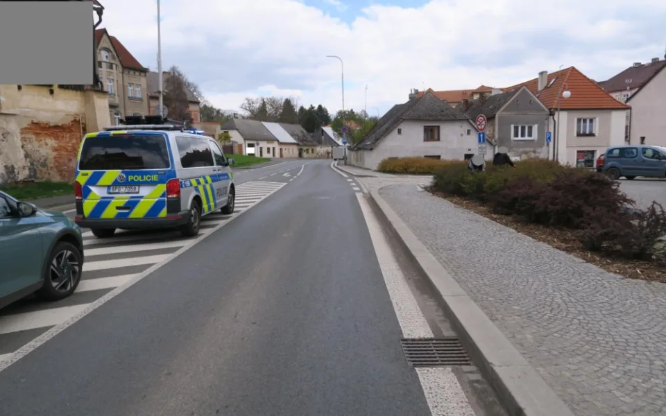 Chodkyně po střetu s autem odmítla odvoz do nemocnice a odešla na autobus, hledá jí policie