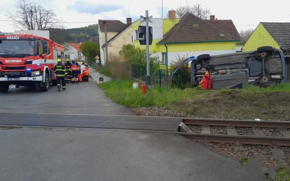 Rychlík smetl na železničním přejezdu osobák a odmrštil ho až k plotu zahrady. Řidička utrpěla těžké zranění