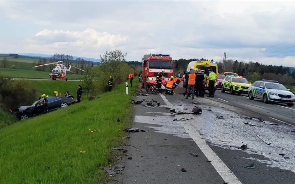 Při hrozivém čelním střetu luxusního osobáku s nákladním vozidlem se těžce zranili dva lidé